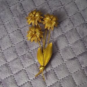 Chic Gold Floral Brooch